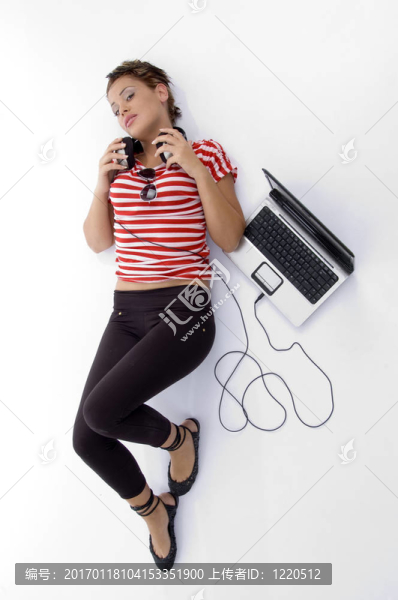 鋪設(shè)婦女與筆記本電腦和耳機(jī)