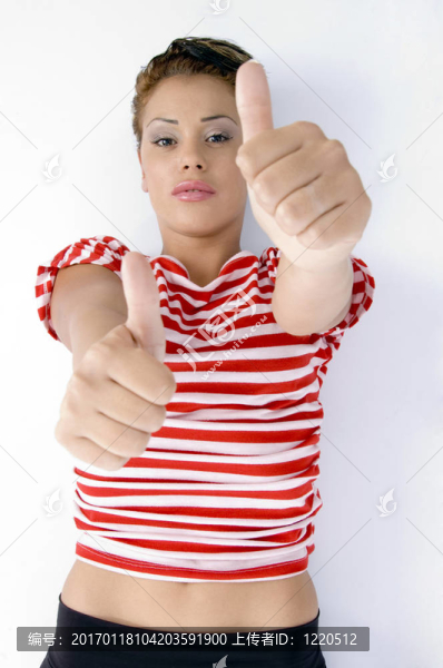 美麗的年輕女人拇指向上