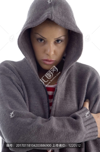 女的帶著頭巾的外套看著相機