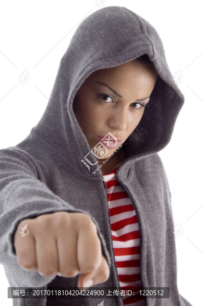 嚴(yán)重女性表現(xiàn)出拳