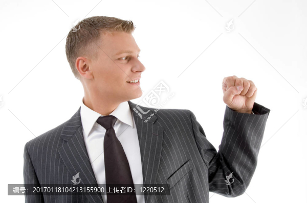 微笑的商人看他的拳頭