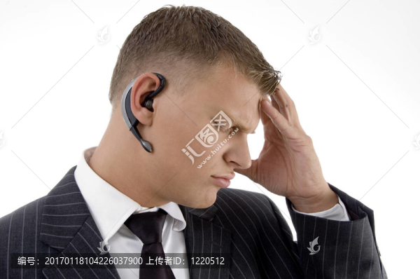 打擾商人拿著他的頭