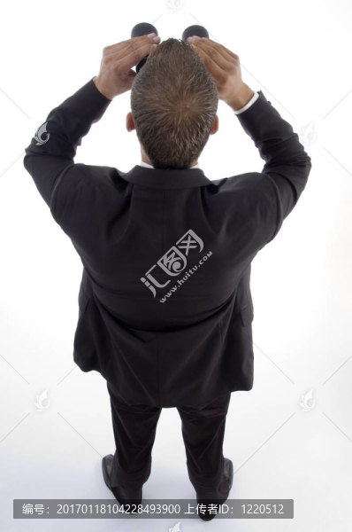 通過(guò)雙筒望遠(yuǎn)鏡觀看的律師