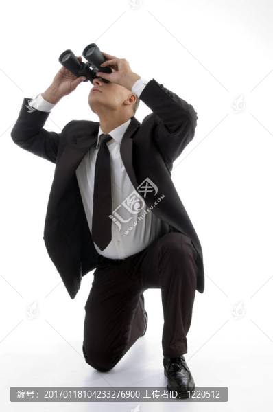 英俊的服務(wù)提供者通過雙筒望遠(yuǎn)鏡觀看