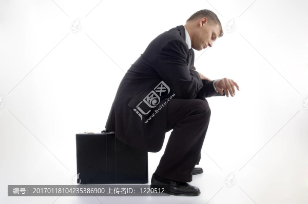 年輕的會(huì)計(jì)看他的表