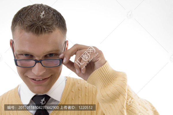 年輕的學(xué)生調(diào)整他的眼鏡