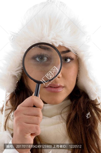 女性通過(guò)放大鏡看