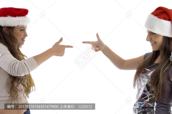 兄弟姐妹在圣誕節(jié)的帽子指著對方