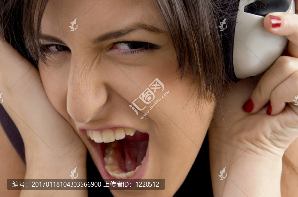 年輕的女人瘋狂的音樂(lè)