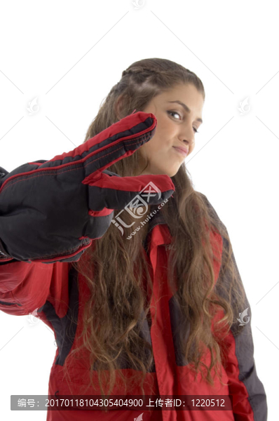 帶外套的女人展示勝利