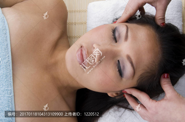 年輕女子頭部按摩