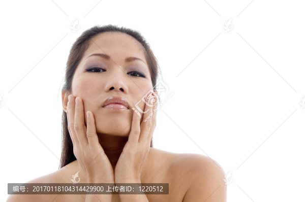 美麗的女人緊緊抱著她的臉