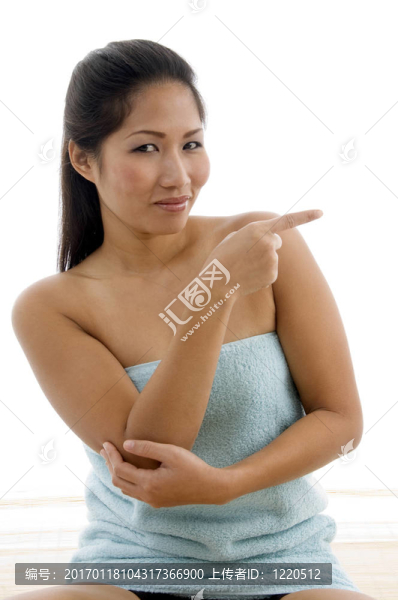 年輕美麗的女性在毛巾