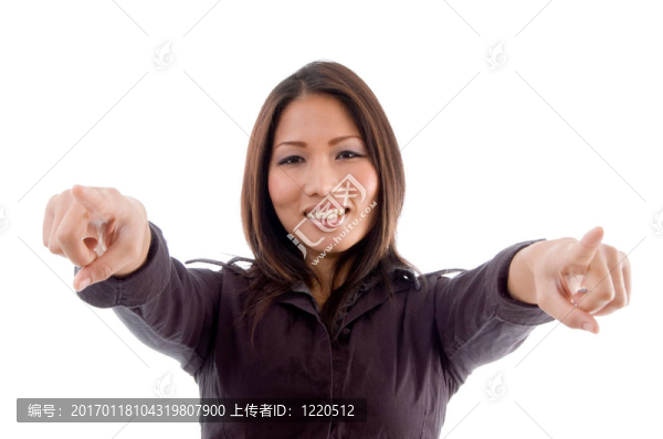 年輕女子用雙手指著