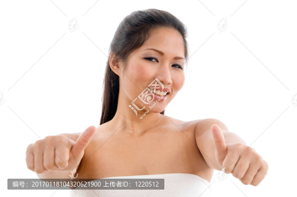 年輕漂亮的女人在毛巾