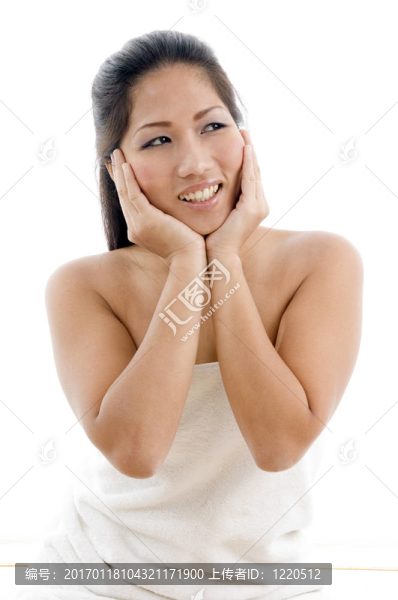 年輕的女人用毛巾擺姿勢