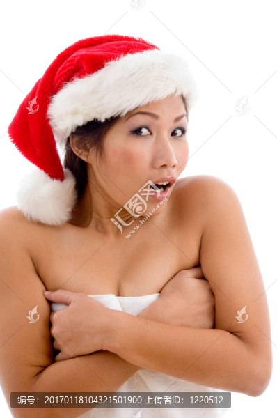 戴毛巾的年輕女子戴著圣誕帽