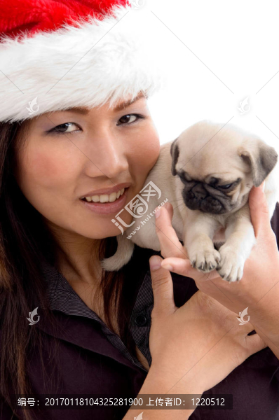 帶著可愛的小狗和圣誕帽的女人