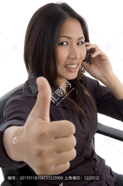 說話時豎起大拇指的女人