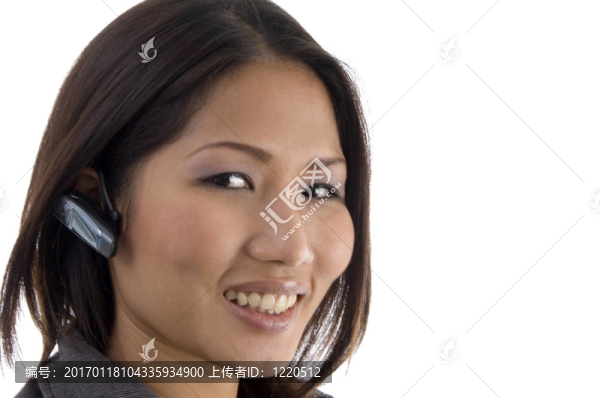 使用藍(lán)牙設(shè)備的女性特寫