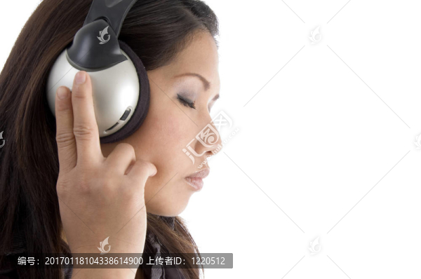 女人欣賞音樂(lè)