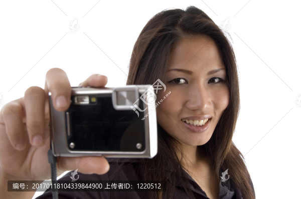 微笑的女性展示相機