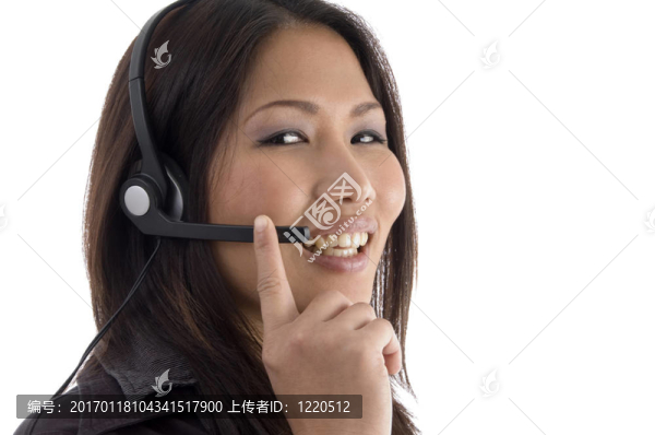 帶耳機(jī)的微笑女性