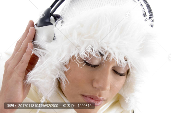 年輕女孩用耳機(jī)聽音樂(lè)