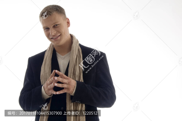 英俊的男人看著相機