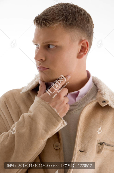 思考男性看向側(cè)面