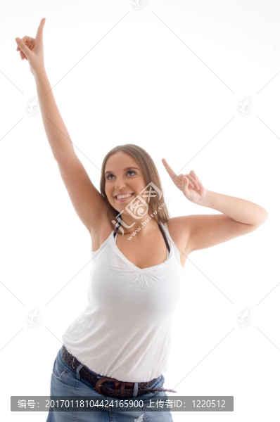 年輕的微笑的跳舞的女人