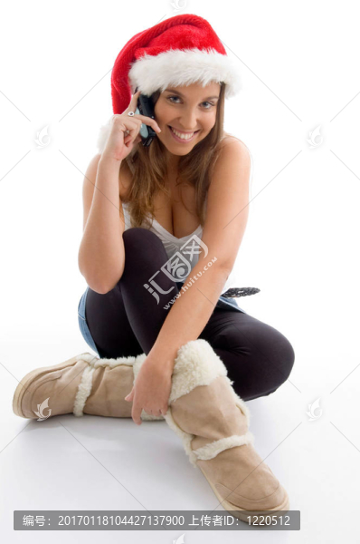 女戴圣誕帽并在手機上說話
