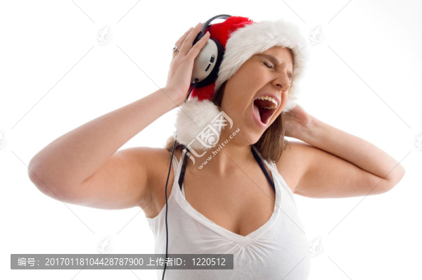女人戴圣誕帽享受音樂