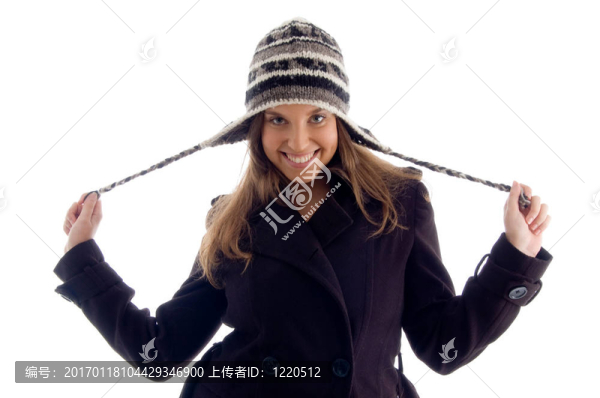 快樂的年輕女孩穿著冬天的衣服
