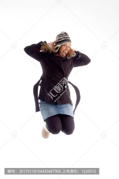 快樂(lè)的年輕女孩穿著冬天的衣服