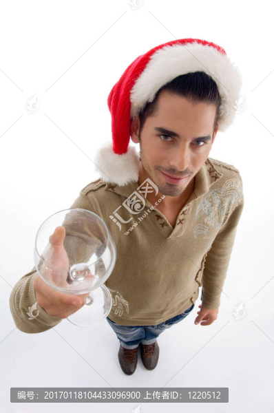 時(shí)尚男展示酒杯