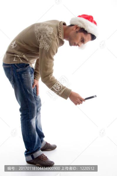 男人戴著圣誕帽，從放大鏡