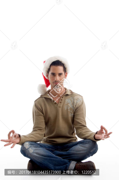 英俊男子戴圣誕帽，做冥想