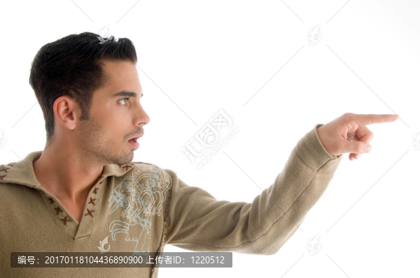 時尚男子指著側(cè)