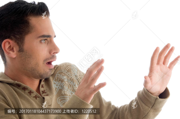 年輕人驚訝于面部表情