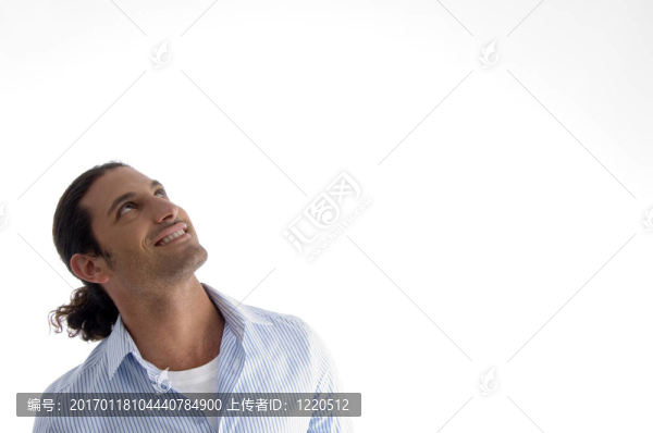 微笑的家伙向上看-匯圖網(wǎng) www.fosd68.com 微笑的家伙向上看