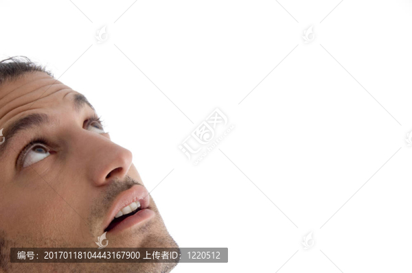 年輕人看著角落