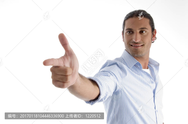 年輕帥哥指著