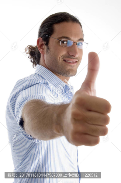 帥氣模特豎起大拇指