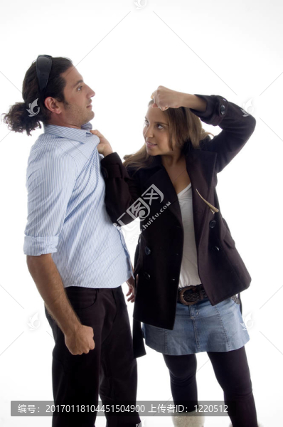 年輕漂亮的女人支配著她的男朋友