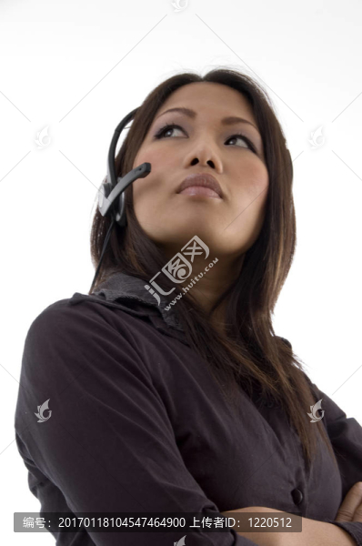 女性帶耳機(jī)，看向上
