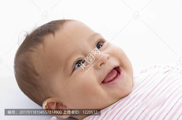 親密的微笑可愛的嬰兒
