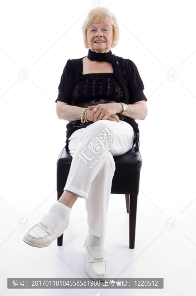坐在椅子上的老婦人