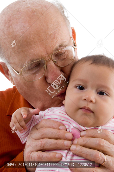 老人親吻可愛(ài)的嬰兒