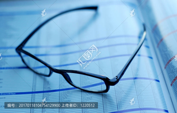 報(bào)紙頁面上的眼鏡